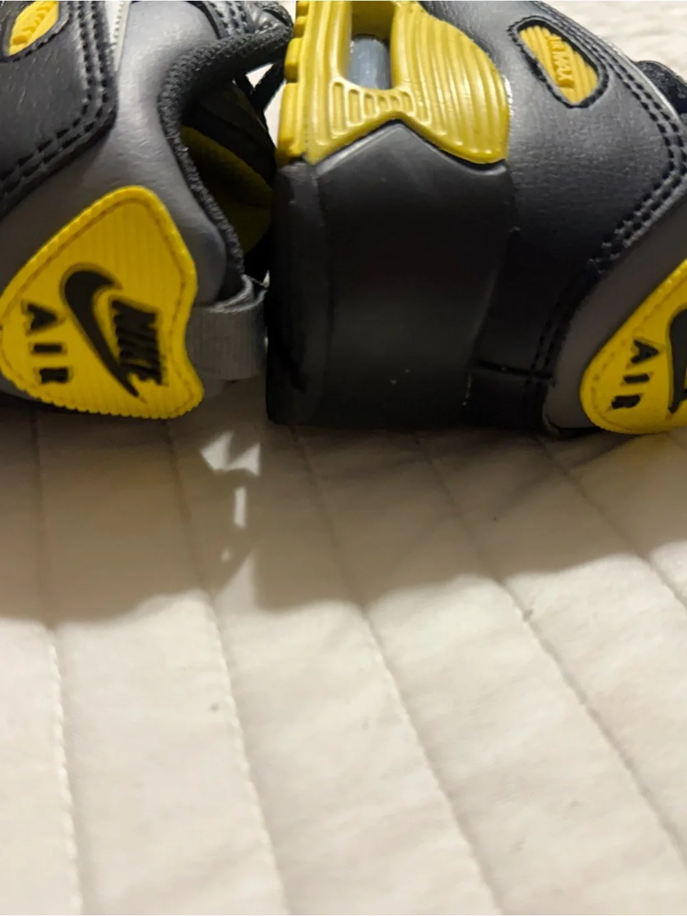 Nike Air Max 90 kids Smoke Grey/Yellow Athletic Sneakers NWOT 11.5